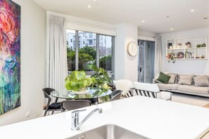 Interior - Stunning Viaduct 1 bedrm -Carpk! pool, gym (Auckland)
