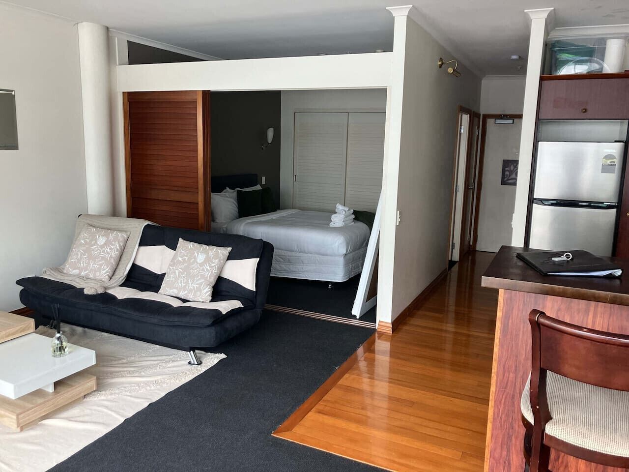 Desk, iron/ironing board, WiFi, bed sheets