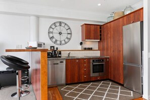 Fridge, microwave, oven, stovetop - Spacious Water-front Apartment -Princes Wharf 2219 (Auckland)
