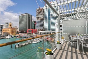 Outdoor dining - Spacious Water-front Apartment -Princes Wharf 2219 (Auckland)