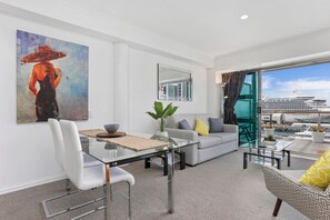 TV - Spacious Water-front Apartment -Princes Wharf 2219 (Auckland)