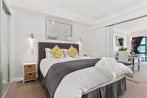 Desk, iron/ironing board, WiFi, bed sheets - Spacious Water-front Apartment -Princes Wharf 2219 (Auckland)