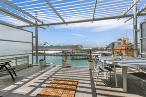 Outdoor dining - Spacious Water-front Apartment -Princes Wharf 2219 (Auckland)
