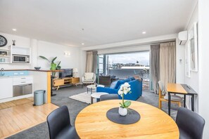 TV - Spacious one bedroom, great location | Harbour Bri (Auckland)