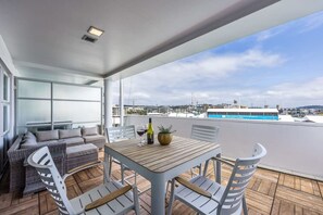 Outdoor dining - Spacious one bedroom, great location | Harbour Bri (Auckland)