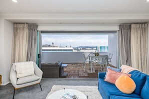 TV - Spacious one bedroom, great location | Harbour Bri (Auckland)