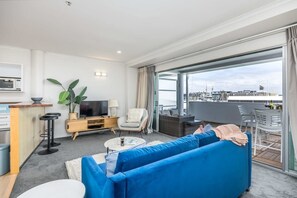 TV - Spacious one bedroom, great location | Harbour Bri (Auckland)