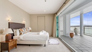 Tabla de planchar con plancha, wifi gratis y ropa de cama 