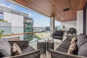 Outdoor dining - Luxury 3 Bed with Exquisite Harbour View & Parking (Auckland)
