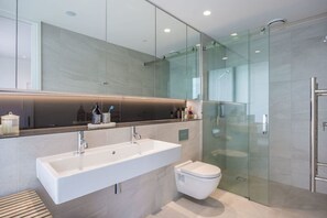 Een douche, een haardroger, handdoeken, zeep