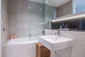 Shower, hair dryer, towels, soap - Luxury 3 Bed with Exquisite Harbour View & Parking (Auckland)