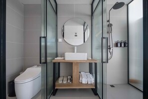 Luxury Double Room, Patio, Sea View | Bathroom | Free toiletries, hair dryer, bathrobes, slippers - Dali Sky & Erhai Sea View Holiday Inn (Dali)