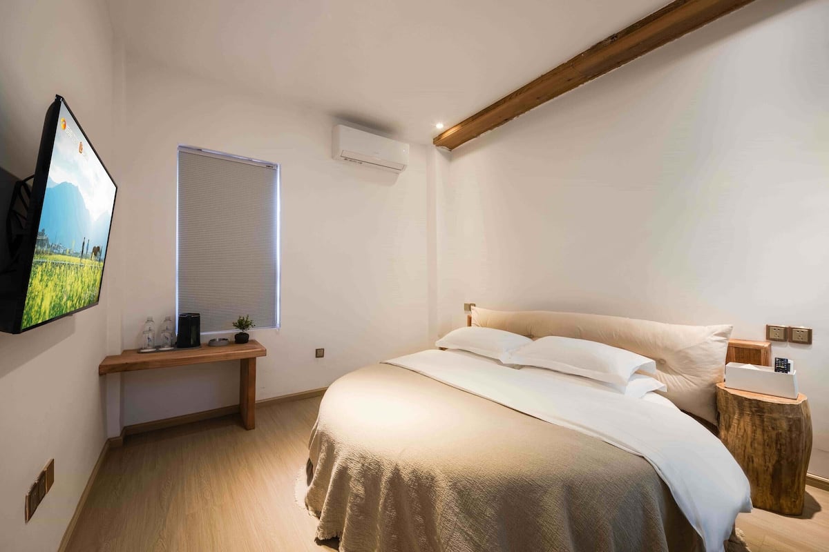 Kahden hengen standard-huone, patio, näköala pihalle | Yksilöllisesti sisustettu, yksilöllisesti kalustettu, työpöytä