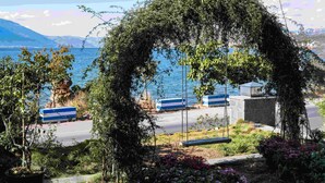 A view of a coastal area with a stone pathway, a swing, and a bench. - Dali Sky & Erhai Sea View Holiday Inn (Dali)