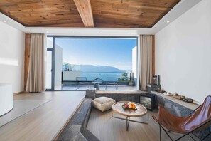 Romantic Double Room, Patio, Sea View | Living room | 55-inch LCD TV with cable channels - Dali Sky & Erhai Sea View Holiday Inn (Dali)
