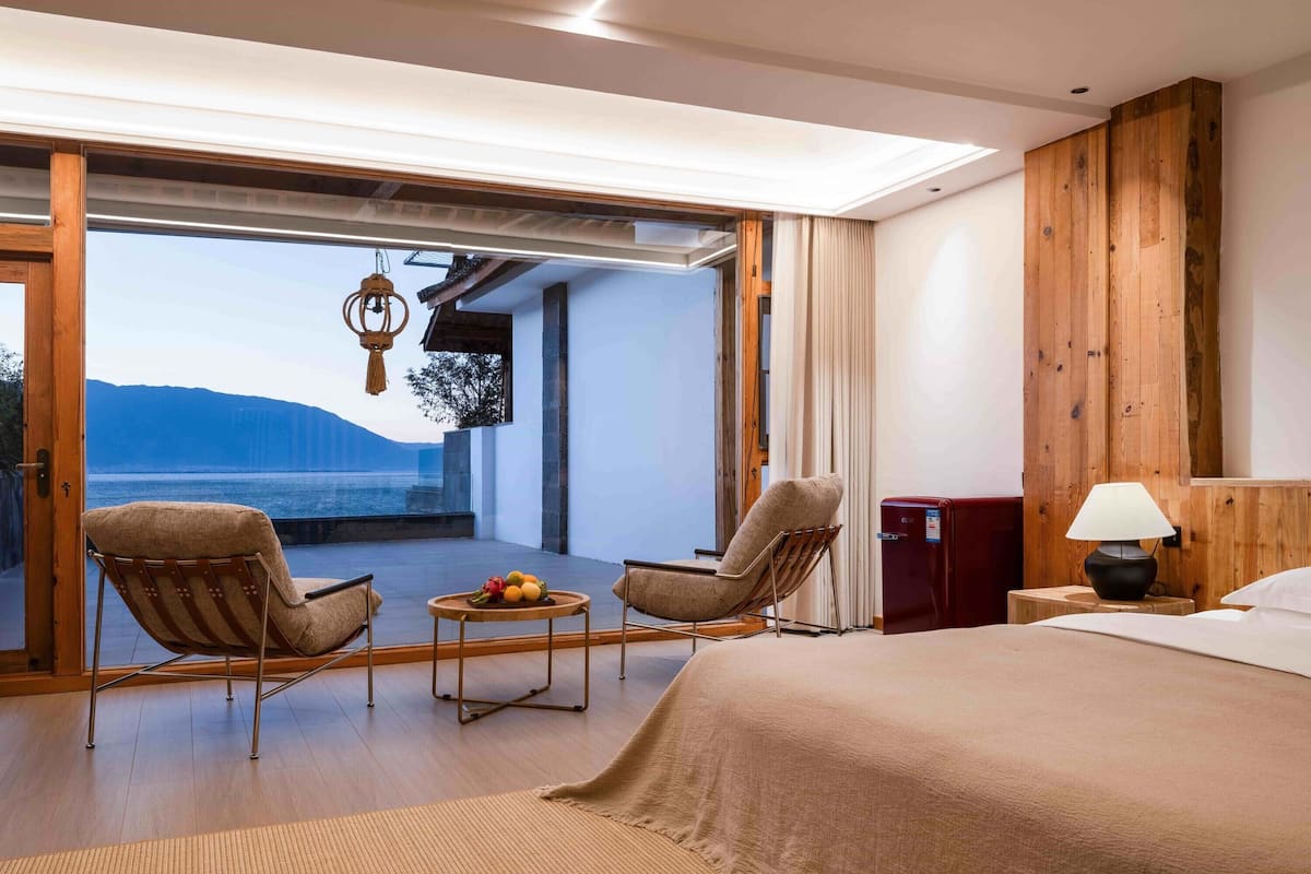 Kahden hengen seniorihuone, patio, merinäköala | Yksilöllisesti sisustettu, yksilöllisesti kalustettu, työpöytä