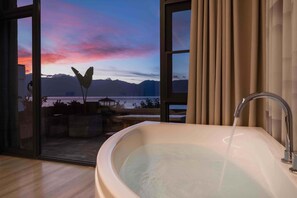 Kahden hengen comfort-huone, patio, merinäköala | Syvä kylpyamme