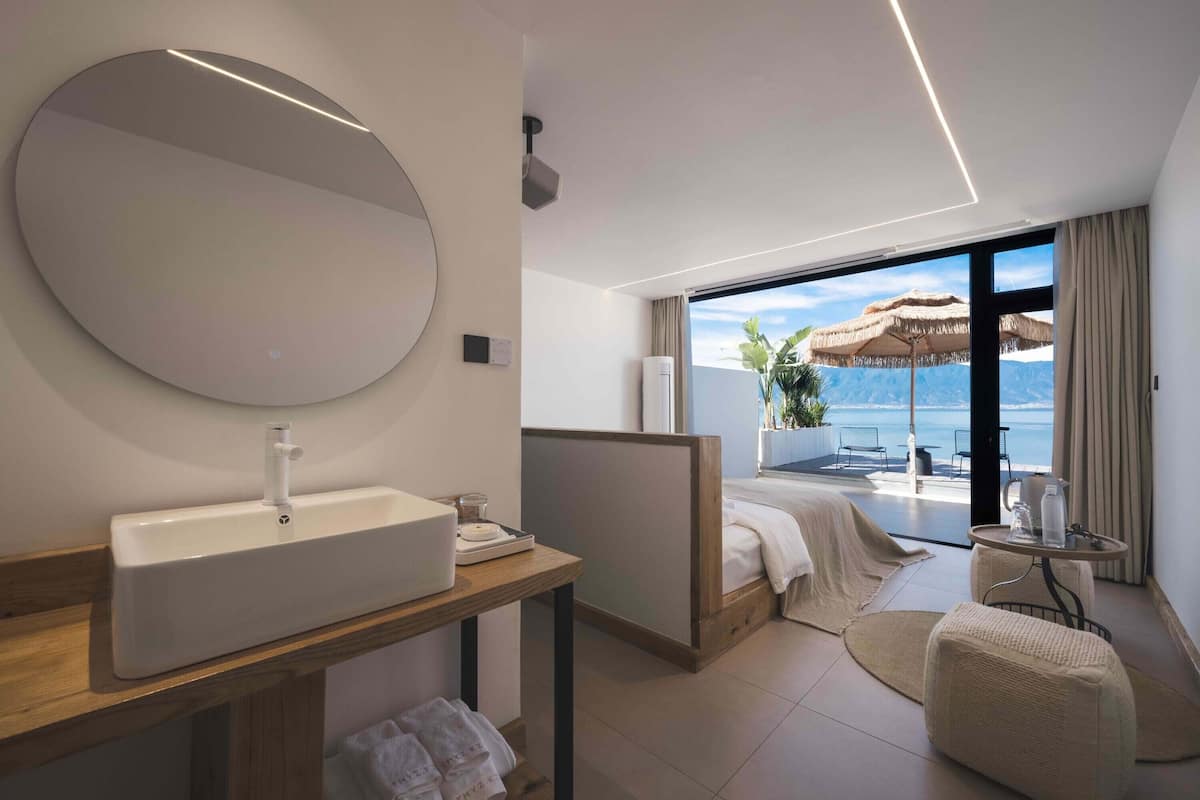 Kahden hengen deluxe-huone, patio, merinäköala | Kylpyhuone | Ilmaiset hygieniatuotteet, hiustenkuivaaja, kylpytakit, tohvelit