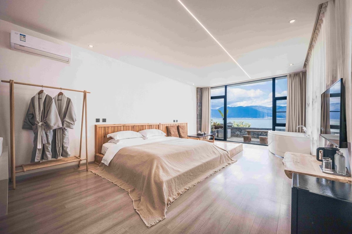 Kahden hengen comfort-huone, patio, merinäköala | Yksilöllisesti sisustettu, yksilöllisesti kalustettu, työpöytä