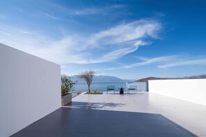 Kahden hengen luksushuone, patio, merinäköala | Näkymä parvekkeelta