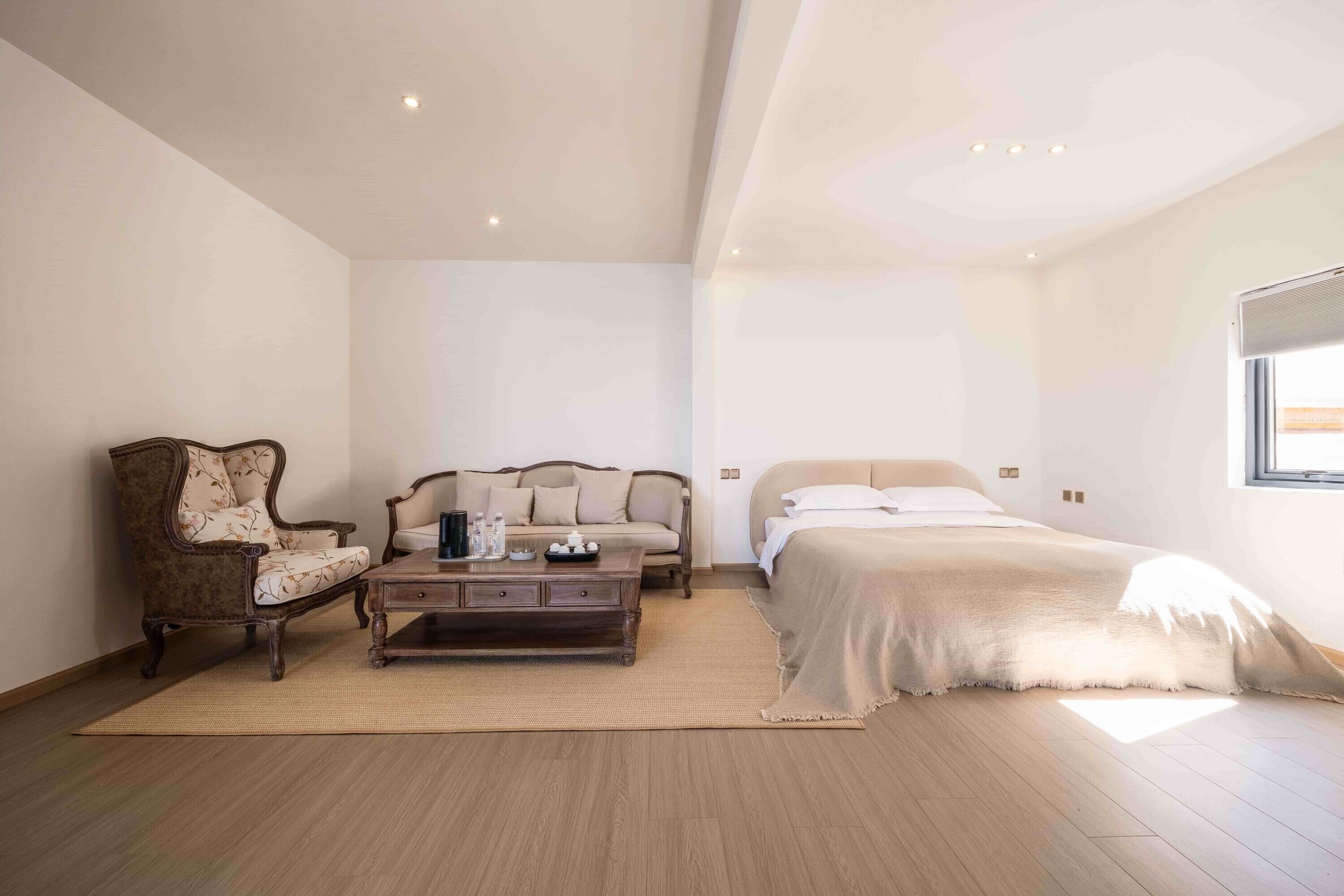 城市双人房, 露台, 庭院景观 | 起居区 | 55-英寸液晶电视（配备有线频道）