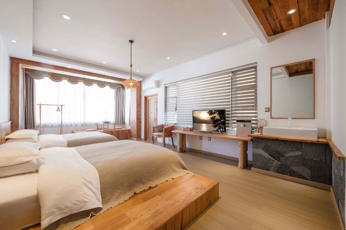 Kahden hengen kaupunkihuone (kaksi sänkyä), patio, näköala pihalle | Yksilöllisesti sisustettu, yksilöllisesti kalustettu, työpöytä