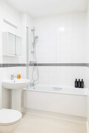 Sèche-cheveux, serviettes fournies, savon, papier toilette