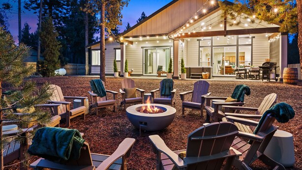 A modern house with a fire pit, outdoor seating, and string lights. - Downey Pines: Luxury 5bd Mountain Retreat ~ Close to Bachelor & Sunriver (Bend)