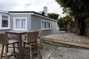 Outdoor dining - Homey East Launceston Retreat (Launceston City)