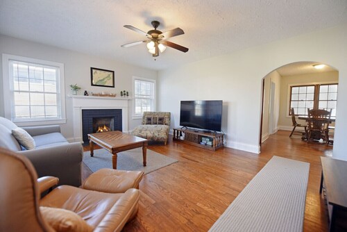The Copper Cottage on Main-Intown- Wifi-Firepit-Remodeled Kitchen and Bath