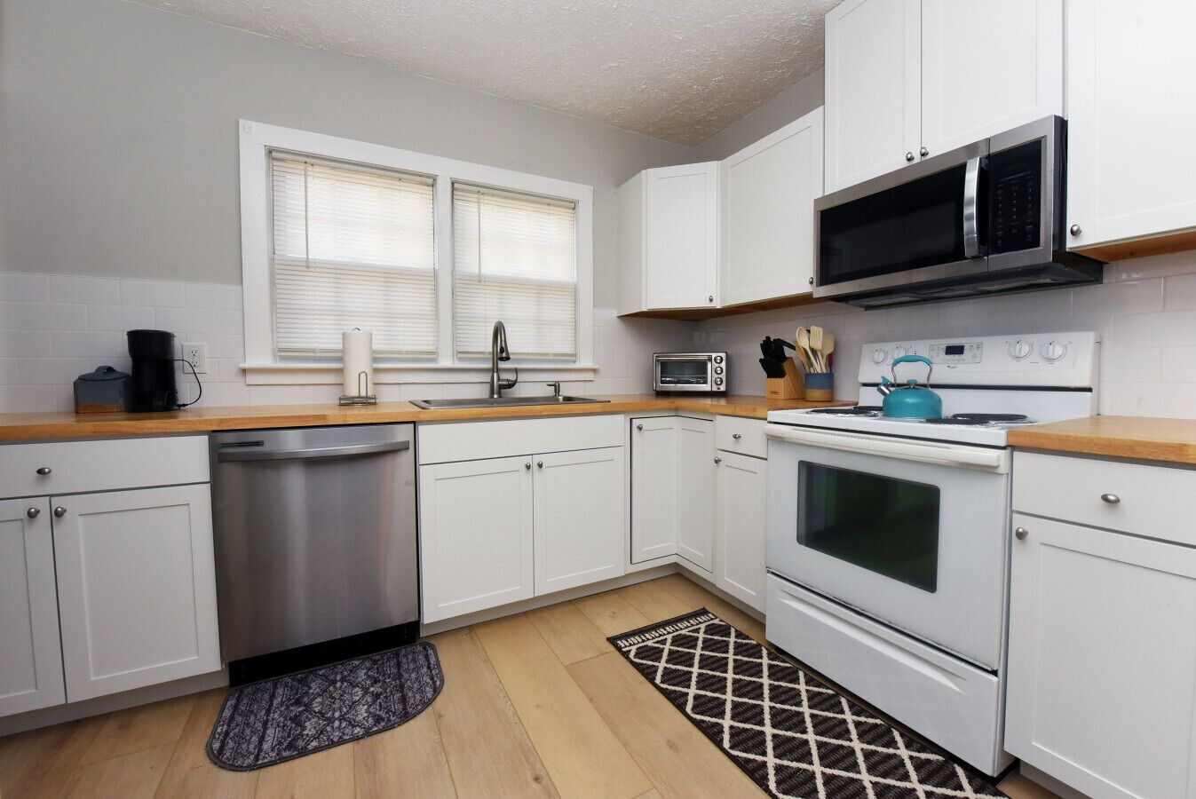 冷蔵庫、電子レンジ、オーブン、コンロ