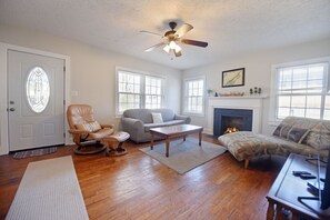 TV - The Copper Cottage on Main-Intown- Wifi-Firepit-Remodeled Kitchen and Bath (Ducktown)