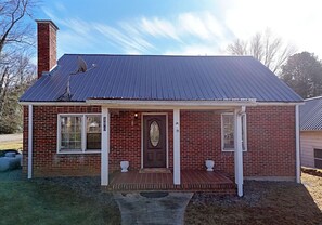 Exterior - The Copper Cottage on Main-Intown- Wifi-Firepit-Remodeled Kitchen and Bath (Ducktown)