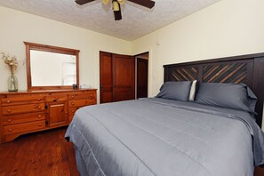 WiFi, bed sheets - The Copper Cottage on Main-Intown- Wifi-Firepit-Remodeled Kitchen and Bath (Ducktown)
