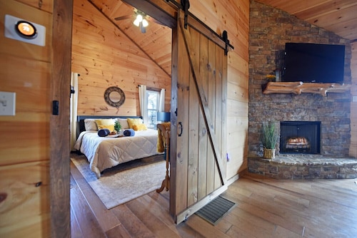Rustic Moose- Hot Tub, Pets OK, Pool Table, Wifi, Views-Close to Ocoee River