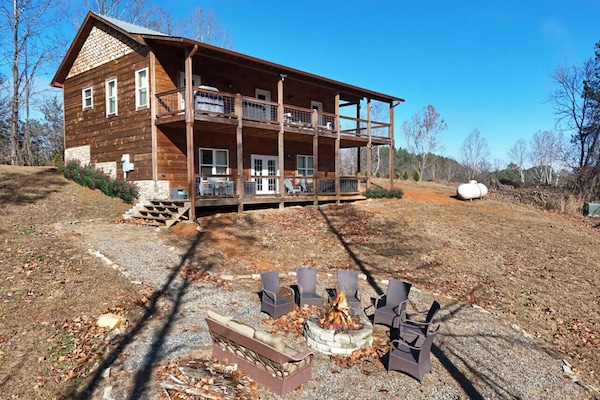 Rustic Moose- 4br/3ba, Hot Tub, Pool Table, Wifi, Views, Convenient to Ocoee river whitewater rafting