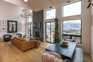 Smart TV, fireplace - Spacious 4BR mountain home in Durango, perfect for family getaways! (Durango)