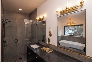 Shower, hair dryer, towels - Spacious 4BR mountain home in Durango, perfect for family getaways! (Durango)