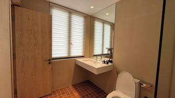 Rom – deluxe, hageutsikt | Bad | Hårføner, håndklær, såpe og sjampo