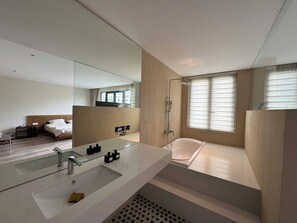 Iron/ironing board, free WiFi - Calmstay-Soluna Pearl Villa-Ocean Park (Van Giang)