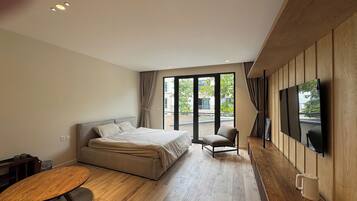 Rom – deluxe, hageutsikt | Strykejern/-brett og wi-fi (inkludert)