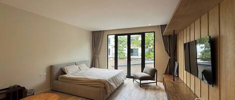 Deluxe Room, Garden View | Iron/ironing board, free WiFi