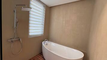 Deluxe-Zimmer, Gartenblick | Badezimmer | Haartrockner, Handtücher, Seife, Shampoo