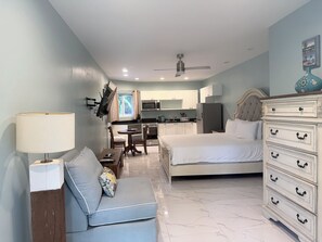 1 bedroom, in-room safe, iron/ironing board, free WiFi - THE COTTAGE: Cozy Studio, Steps Away From Grace Bay Beach and Grace Bay Strip! (Grace Bay)
