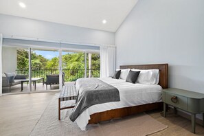 Desk, iron/ironing board, travel cot, WiFi - Modern, Spacious & Steps to the Ocean (Playa Langosta)
