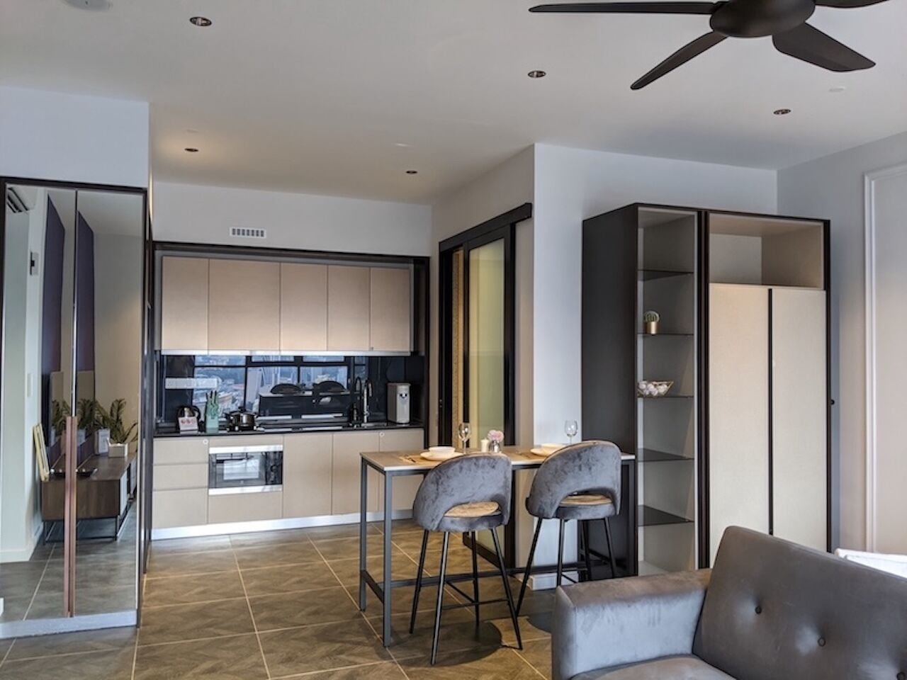 Monolocale comfort, vista città | Cucina privata | Frigorifero, microonde, pentole/stoviglie/utensili