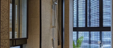 Estudio de lujo | Baño | Secador de pelo, bidé, toallas y jabón