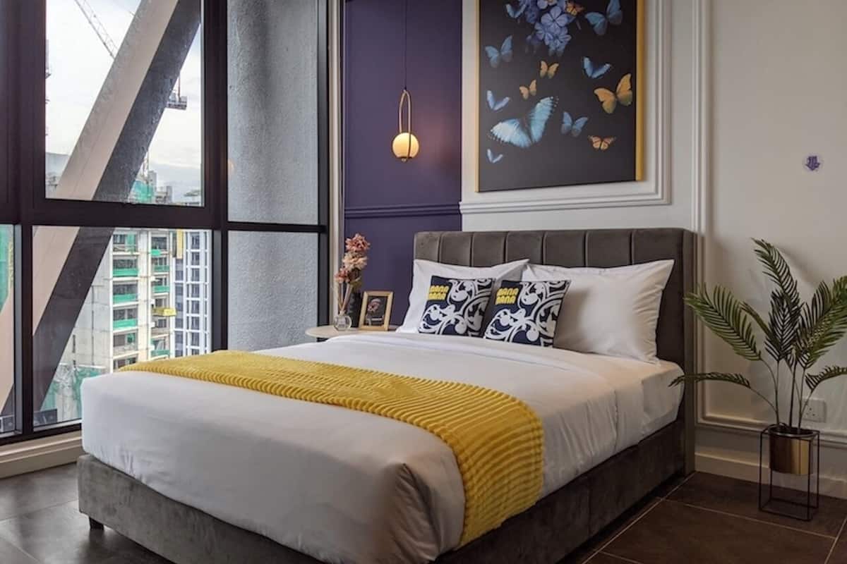 Ein modernes Hotelzimmer mit einem großen Bett, Blick auf die Stadt und einem Wandbild.