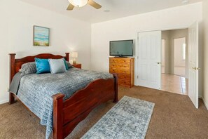 Een strijkplank/strijkijzer, internet, beddengoed