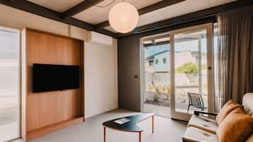 Sviitti, patio, järvinäköala | Oleskelualue